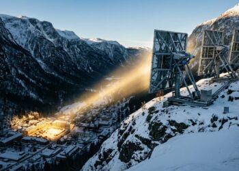 Por quase 6 meses sem sol direto, cidade norueguesa instalou 3 espelhos gigantes para iluminar a praça