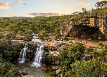 Cachoeiras, grutas e sítios arqueológicos dividem o mesmo roteiro em um município goiano onde um esqueleto com mais de 11.500 anos ajuda a contar uma ocupação humana antiquíssima do Cerrado