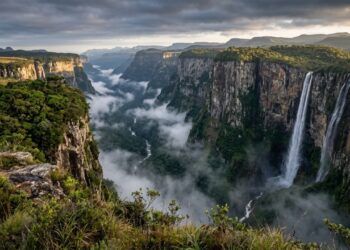 No alto da serra gaúcha, uma cidade esconde cânions gigantes, cachoeiras e trilhas moldadas por antigos derrames vulcânicos