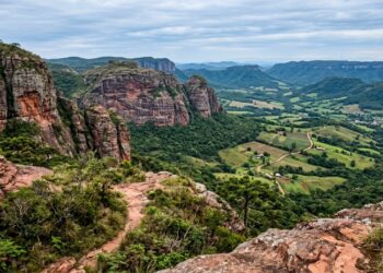 Formações de pedra no interior gaúcho guardam um dos capítulos mais antigos da história dos dinossauros, com fósseis de animais que viveram há cerca de 230 milhões de anos entre vales, cachoeiras e colônias de origem italiana