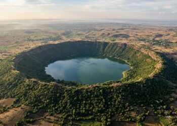 O lago formado pela queda de um meteorito que mudou de verde para rosa em poucos dias