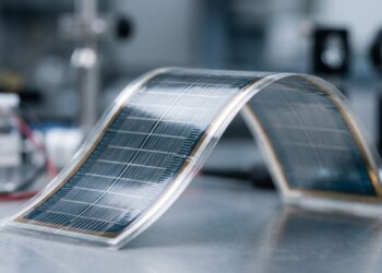 Nova célula solar orgânica chega perto de 21% de eficiência após cientistas reorganizarem moléculas para transportar energia com menos perdas