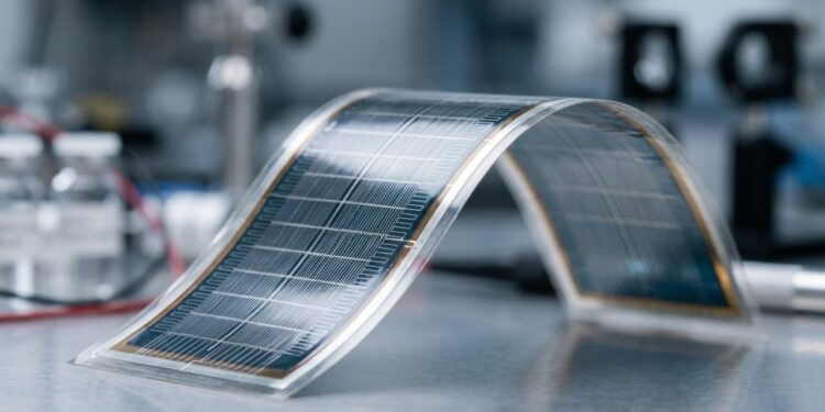 Nova célula solar orgânica chega perto de 21% de eficiência após cientistas reorganizarem moléculas para transportar energia com menos perdas