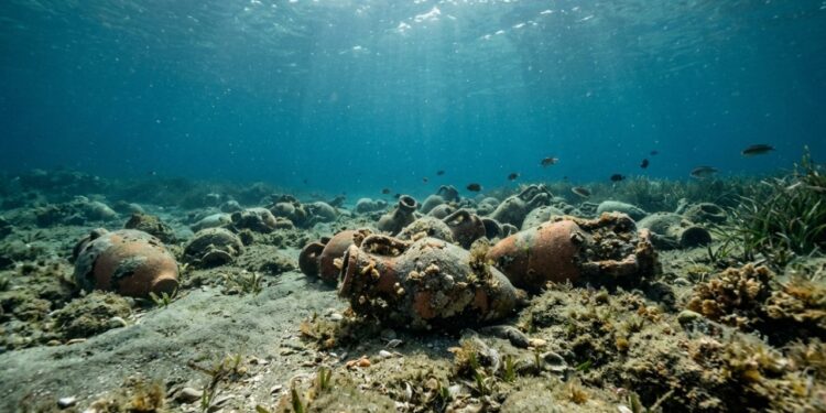 Um navio romano de 2.100 anos, encontrado a 46 metros de profundidade, não levava carga comum, mas centenas de ânforas usadas no comércio mediterrâneo