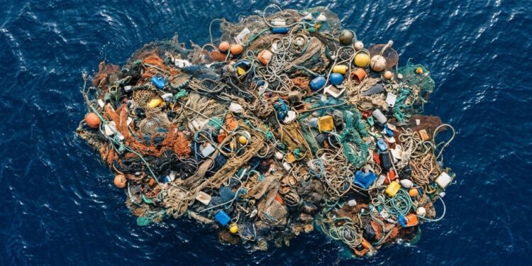 Grande Mancha do Pacífico guarda um dado inesperado: até 86% do plástico flutuante maior que 5 cm pode vir da pesca