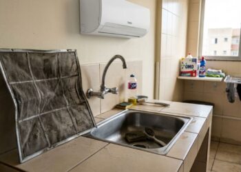 Técnico de ar-condicionado que atende 40 casas por mês afirma que o aparelho não gela porque o filtro foi lavado com água quente, e diz a temperatura máxima que a peça aguenta sem entortar
