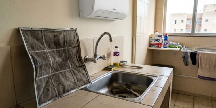 Técnico de ar-condicionado que atende 40 casas por mês afirma que o aparelho não gela porque o filtro foi lavado com água quente, e diz a temperatura máxima que a peça aguenta sem entortar