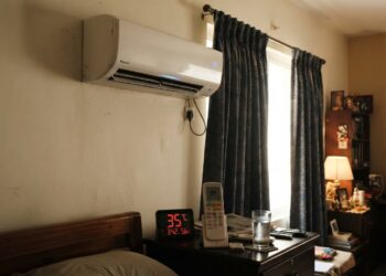 Engenheiros explicam como aumentar a eficiência do ar condicionado acima de 35°C para um resfriamento mais eficaz durante uma onda de calor