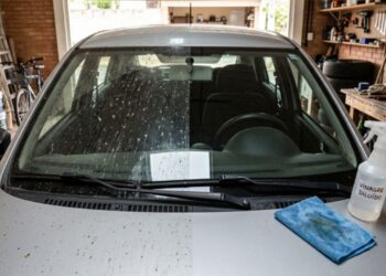 Borrifar vinagre no para-brisa do carro: para que serve o truque e por que motoristas antigos recomendam
