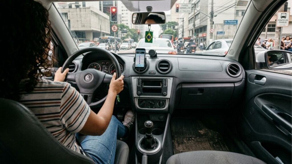 Mecânico que troca embreagem toda semana afirma que 6 em cada 10 peças chegam gastas antes do prazo pelo mesmo hábito no trânsito parado, e explica o que fazer com o pé esquerdo no semáforo