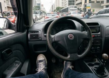 Mecânico que troca embreagem toda semana afirma que 6 em cada 10 peças chegam gastas antes do prazo pelo mesmo hábito no trânsito parado, e explica o que fazer com o pé esquerdo no semáforo