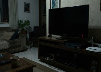 Aparelhos em modo standby consomem cerca de 12% da conta de luz mensal, e desligar a régua à noite economiza o suficiente para pagar a internet no ano