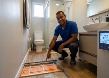 Piso aquecido em banheiro de 4 m² custa até R$ 3.500 e acrescenta cerca de R$ 15 a R$ 45 por mês