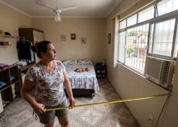 Técnico de refrigeração que conserta ar-condicionado de janela explica por que o aparelho de 7.500 BTUs numa sala de 20 metros quadrados congela, pinga, gasta mais e estraga antes: a conta errada que 90% dos compradores fazem no balcão da loja