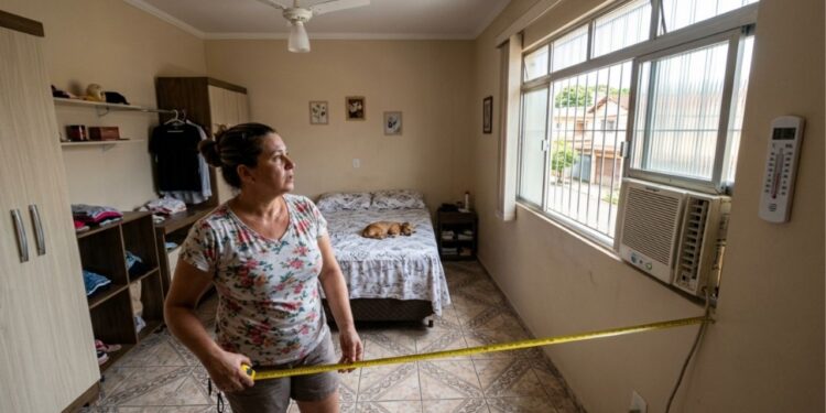 Técnico de refrigeração que conserta ar-condicionado de janela explica por que o aparelho de 7.500 BTUs numa sala de 20 metros quadrados congela, pinga, gasta mais e estraga antes: a conta errada que 90% dos compradores fazem no balcão da loja
