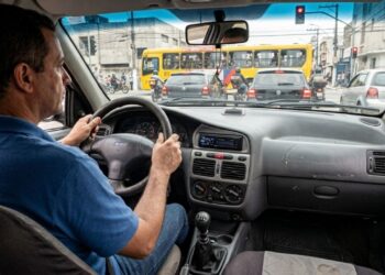 Mecânico que troca embreagem há 20 anos diz que 8 em cada 10 clientes queimam a peça do mesmo jeito parado no semáforo, e ensina o hábito de 3 segundos que triplica a vida útil