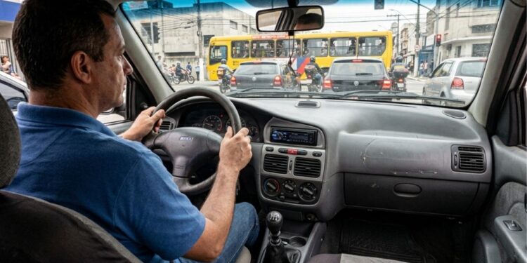 Mecânico que troca embreagem há 20 anos diz que 8 em cada 10 clientes queimam a peça do mesmo jeito parado no semáforo, e ensina o hábito de 3 segundos que triplica a vida útil