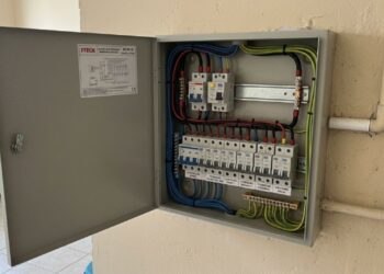 Eletricista que refaz quadro de luz faz sempre o mesmo alerta: chuveiro de 7.500 watts pede fio de 6 milímetros quadrados e disjuntor de 40 ampères, tomada comum exige 2,5 no mínimo, a iluminação fica com a bitola menor, e o fio fino é o que começa o incêndio