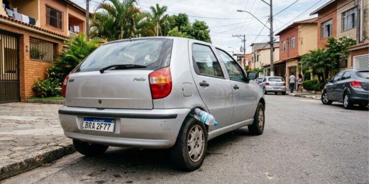 O que significa encontrar uma garrafa de plástico na roda do carro e por que é fundamental saber como agir