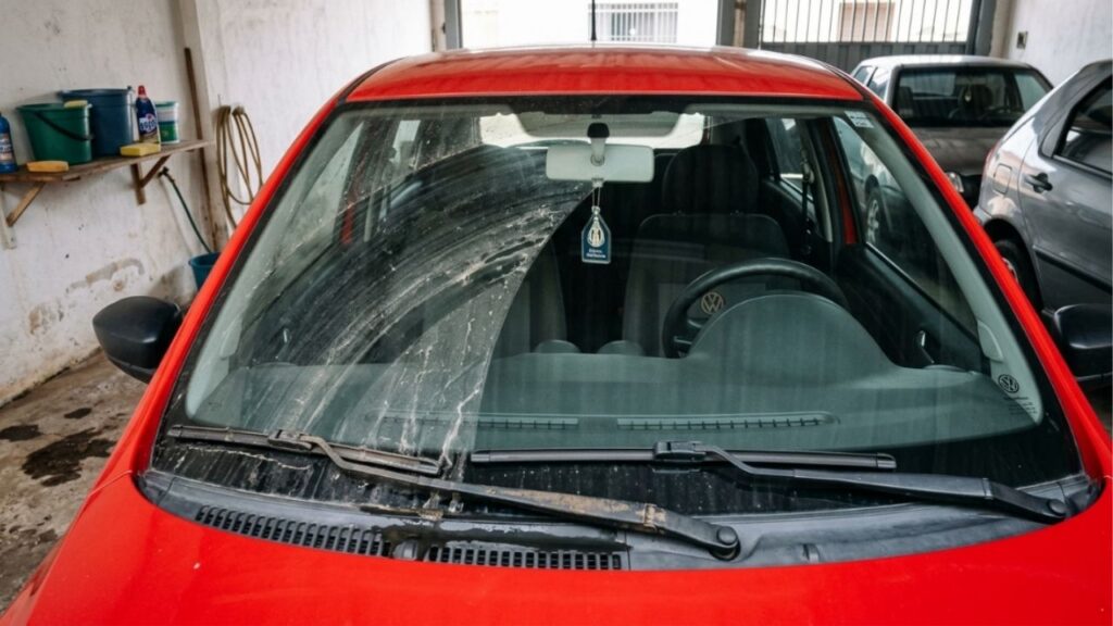 Passar álcool na palheta do limpador de para-brisa: para que serve e por que oficinas recomendam antes de trocar a peça