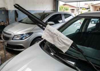 Passar álcool na palheta do limpador de para-brisa: para que serve e por que oficinas recomendam antes de trocar a peça
