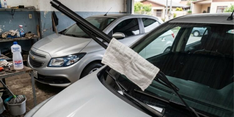 Passar álcool na palheta do limpador de para-brisa: para que serve e por que oficinas recomendam antes de trocar a peça