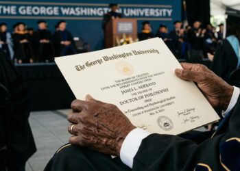 Aos 86 anos, ele foi o mais velho entre os 2.300 formandos de uma cerimônia inteira, subiu ao palco para receber o título de doutor em Aconselhamento e Estudos Psicológicos, e virou a foto mais compartilhada do dia pela universidade