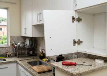 Marceneiro que monta cozinha planejada há 18 anos revela o erro de milímetros que faz a porta do armário desalinhar em seis meses e o ajuste de dobradiça que qualquer morador consegue fazer com uma chave Philips