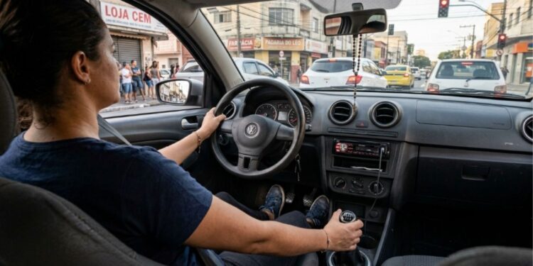 Mecânico que troca embreagem toda semana diz que 60% das peças chegam gastas antes da hora pelo mesmo hábito no trânsito parado, e ensina o que fazer com o pé no semáforo