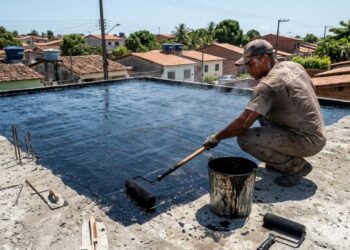 Pedreiro que sela belos tetos de laje há anos repete o mesmo alerta: aplicar a manta betuminosa na superfície fria e pintá-la sob sol abrasador forte sem deixar aquela adequada cura secar completamente amolece a resina de base da manta, e é a goteira silenciosa no quarto caro