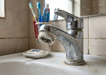 O truque usado por encanadores experientes para remover o calcário das torneiras em segundos e sem esforço