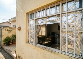 Os arquitetos concordam: "Colocar papel alumínio nas janelas é uma solução emergencial contra o calor, mas protegê-las do exterior é sempre mais eficaz."