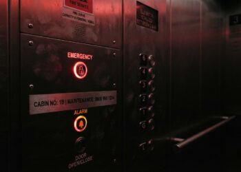 Técnico de elevador há 22 anos revela por que o botão de emergência raramente resolve, e o gesto simples que qualquer pessoa presa deve fazer antes de ligar para a manutenção