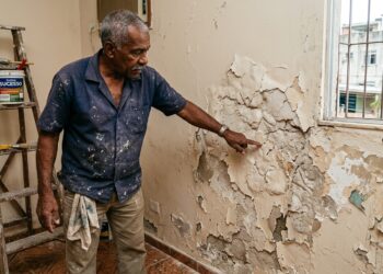Pintor que repinta apartamento repete sempre o mesmo alerta: passar massa corrida sobre parede com umidade é jogar dinheiro fora em 6 meses, a tinta PVA no banheiro descasca antes de completar um ano, e o rolo de lã usado na textura acrílica é o erro que deixa marca de listras que não saem nunca