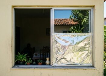Os arquitetos são bem claros: "Colocar papel alumínio nas janelas é uma solução emergencial contra o calor, mas protegê-las do lado de fora é sempre mais eficaz."