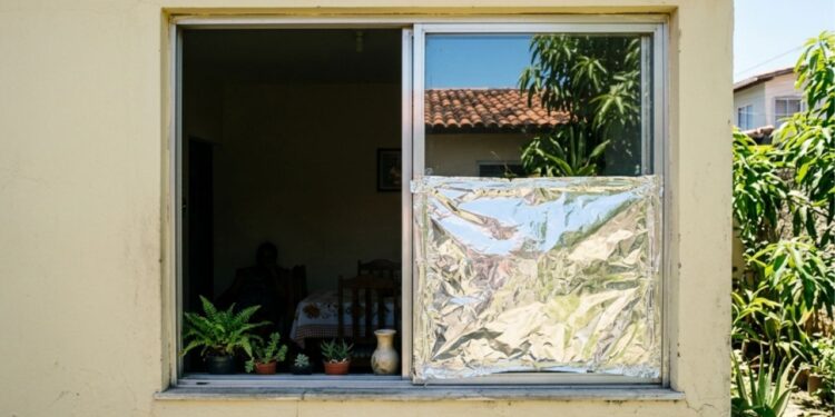 Os arquitetos são bem claros: "Colocar papel alumínio nas janelas é uma solução emergencial contra o calor, mas protegê-las do lado de fora é sempre mais eficaz."