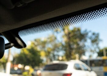 Para que serve a faixa preta cheia de pontinhos na borda do para-brisa do carro e por que ela evita um problema caro