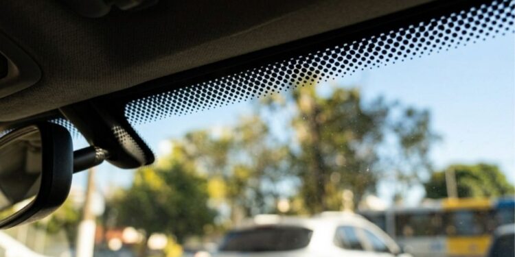 Para que serve a faixa preta cheia de pontinhos na borda do para-brisa do carro e por que ela evita um problema caro