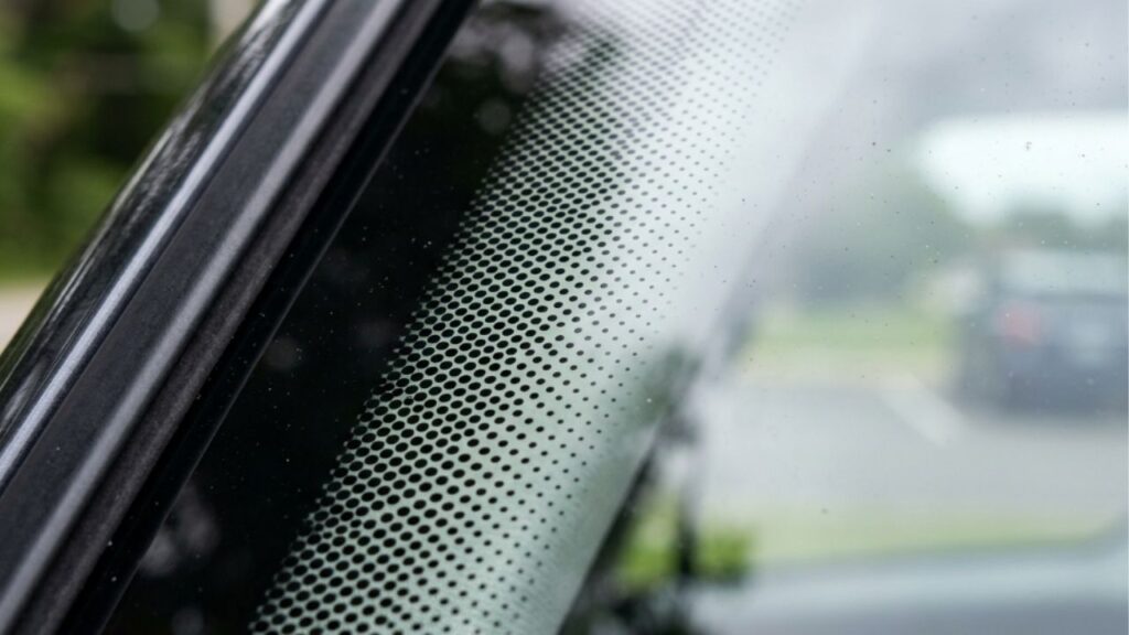 Para que serve a faixa preta cheia de pontinhos na borda do para-brisa do carro e por que ela evita um problema caro