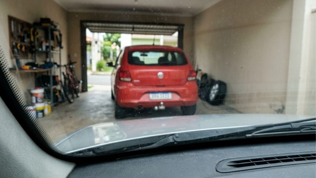 Para que serve a faixa preta cheia de pontinhos nas bordas do para-brisa dos carros
