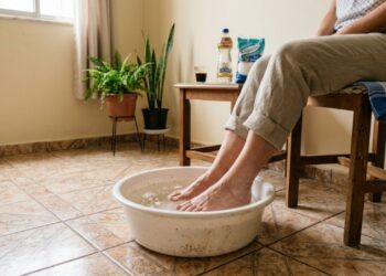 Lavar os pés com sal e vinagre: para que serve e por que é tão frequentemente recomendado por especialistas