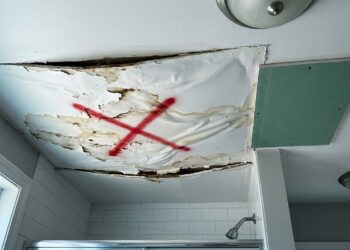 Gesseiro que fecha forro repete sempre o mesmo alerta: placa de gesso comum no banheiro incha e desaba com a umidade do chuveiro em menos de 1 ano, forro sem tabica de dilatação trinca quando a laje esquenta, e o lustre de 8 kg preso direto no gesso sem reforço de madeira é o que cai em cima da mesa de jantar