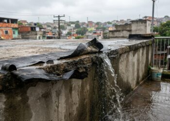 Impermeabilizador que conserta laje repete sempre o mesmo alerta: a manta asfáltica sobreposta com menos de 10 centímetros descola na primeira chuva forte, caimento de piso menor que 1% empoça e a água entra pela junta em vez de ir para o ralo, e o erro mais comum é aplicar impermeabilizante sobre a laje suja de pó de cimento