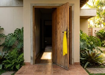 Colocar uma fita amarela na maçaneta da porta da frente: para que serve e por que recomendam
