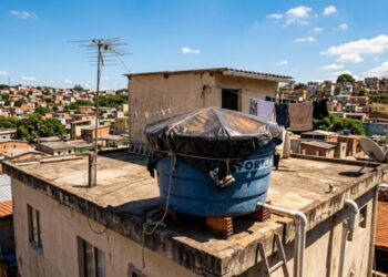 A gambiarra da lona preta esticada sobre a caixa d'água que esquenta o banho de graça: a água sai até 12 °C mais quente ao meio-dia, o chuveiro trabalha no morno e a conta de luz cai já no primeiro mês