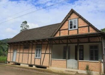 O município onde 50 casas permanecem de pé graças a encaixes feitos sem pregos