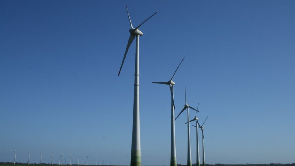 A cidade gaúcha onde o vento é tão constante que os moradores aprenderam a secar roupa, resfriar a casa e até gerar energia com ele, e os varais foram projetados de um jeito que não existe em nenhum outro lugar do Brasil
