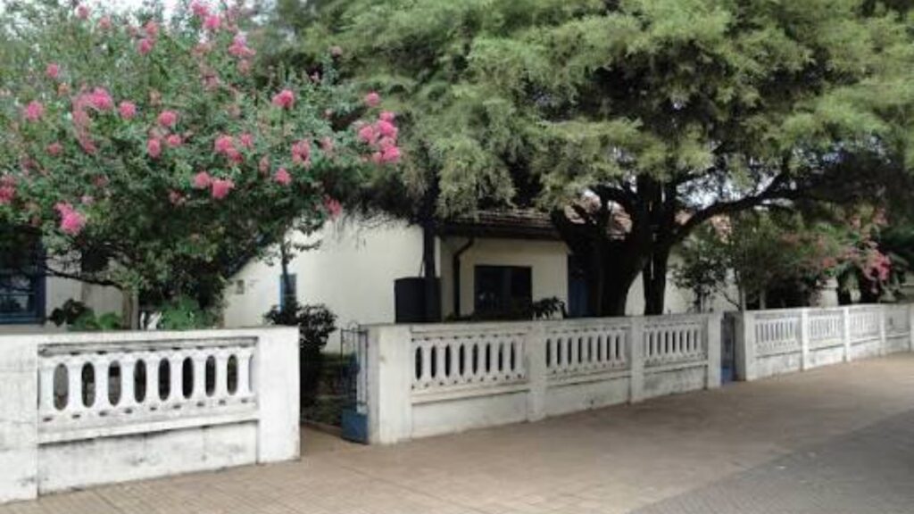 A cidade onde a casa de infância de um pintor conserva obras feitas nas paredes