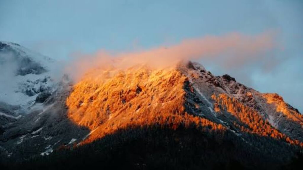 O incêndio mais lento do planeta arde sem parar há mais de 6 mil anos dentro de uma montanha na Austrália, os aborígenes locais conheciam o fogo antes de qualquer geólogo e usavam o calor da rocha para aquecer alimentos, e a fumaça que sai do chão até hoje confunde moradores novos que chamam os bombeiros achando que a mata está pegando fogo