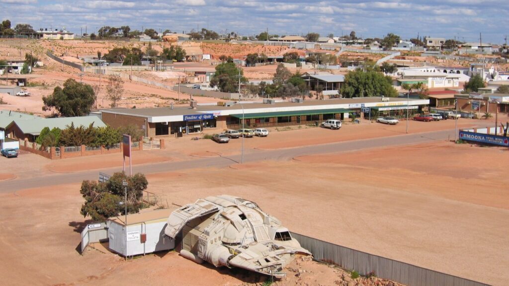 A cidade australiana onde casas, hotéis, lojas e igrejas foram escavados debaixo da terra para escapar do calor do deserto